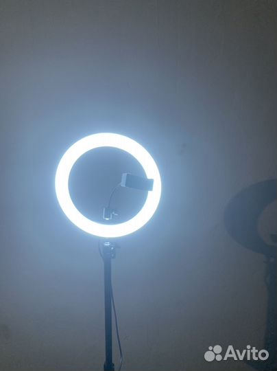Кольцевая лампа на штативе