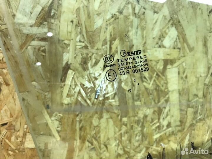 Стекло двери переднее правое Renault Megane 2