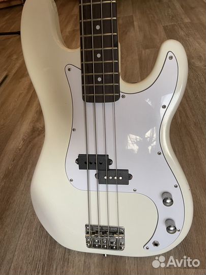 Бас гитара Denn