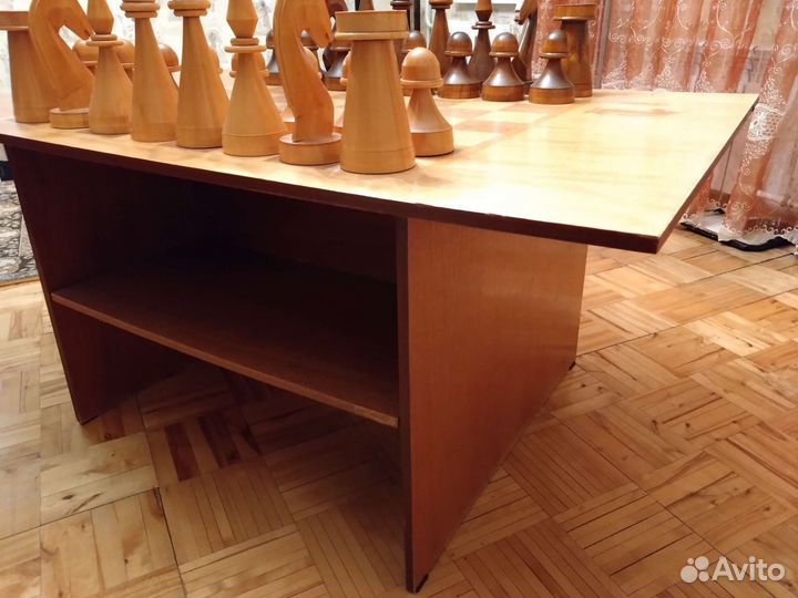 Шахматный стол с шахматами