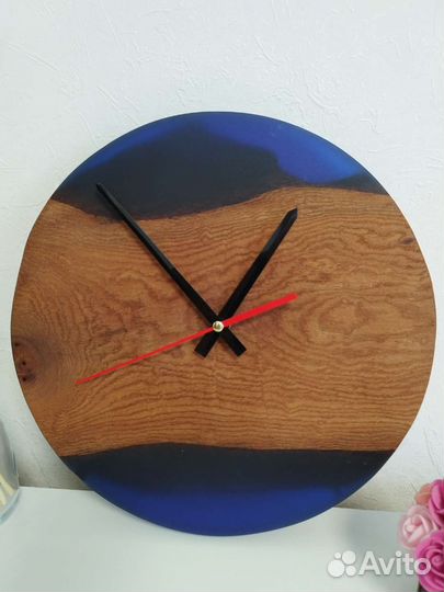Настенные часы из дерева и эпоксидной смолы