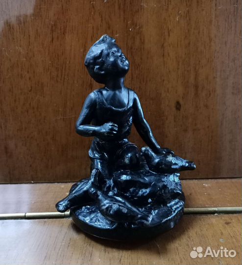 Мальчик с голубями. Чугунная статуэтка