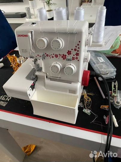 Лоток для ниток для оверлока janome 990D