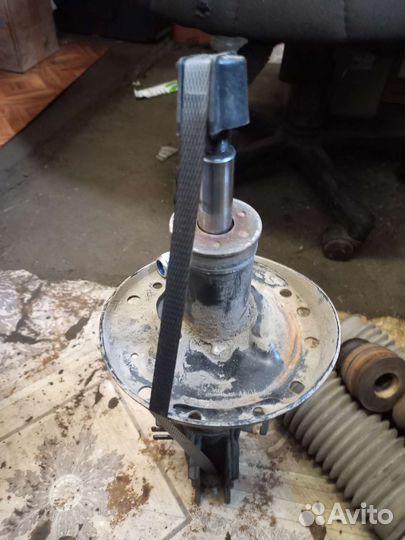 Амортизатор передний левый Opel Corsa D