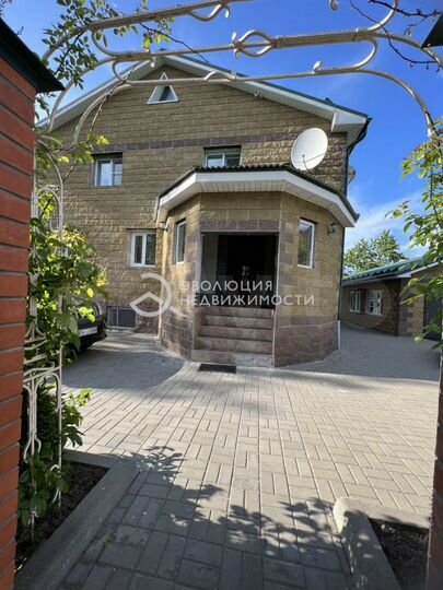 Коттедж 275,5 м² на участке 14 сот.