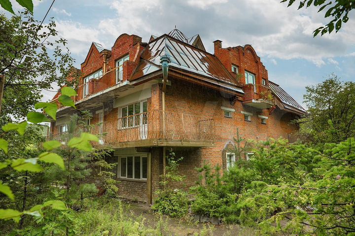 Коттедж 809,1 м² на участке 30 сот.