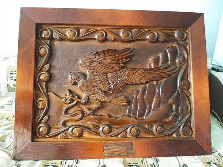 Резное панно из дерева