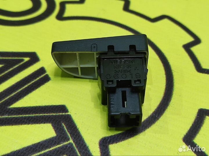 Кнопка аварийной сигнализации Nissan Teana TNJ32