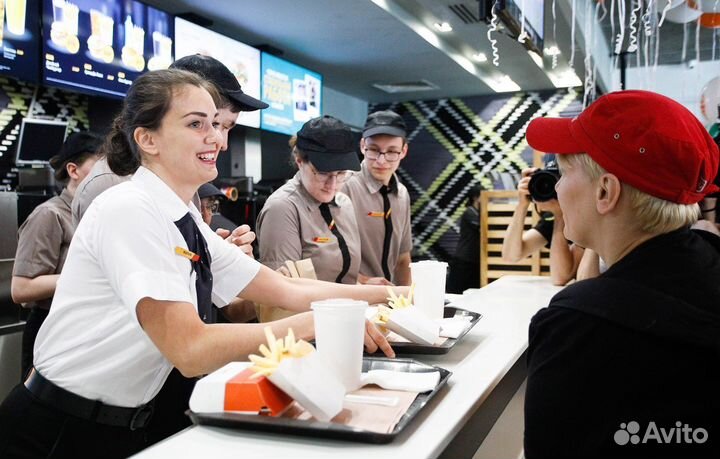 Сотрудник в ресторан быстрого питания