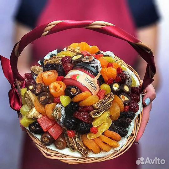 Корзина с орехами сухофруктами и медом