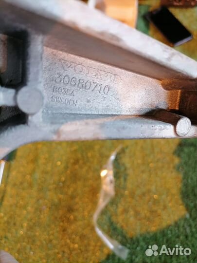 Кронштейн опоры двс правый 30680710 Volvo XC90 C95