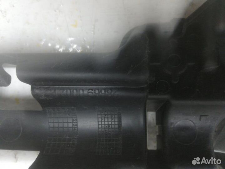 Кроштейн форсунки омывателя передний левый Renault