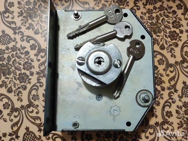 Замок дверной накладной