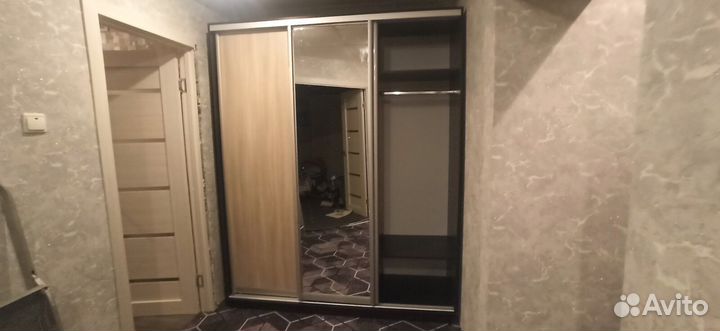 Шкаф-купе трехстворчатый с зеркалом