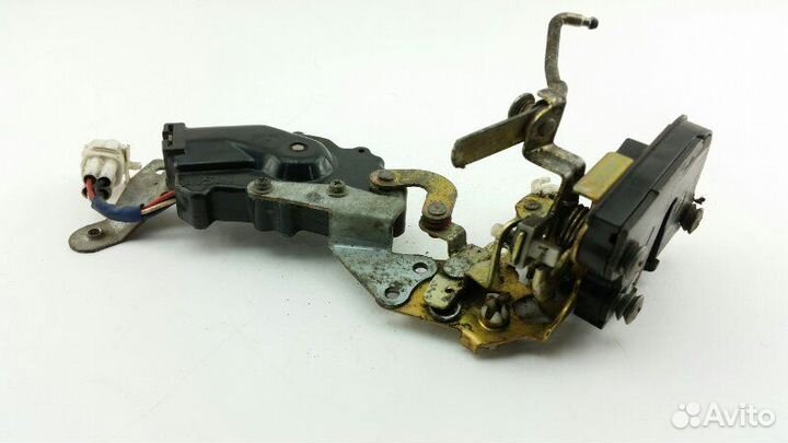Замок двери задний левый Toyota Camry VZV30 1990