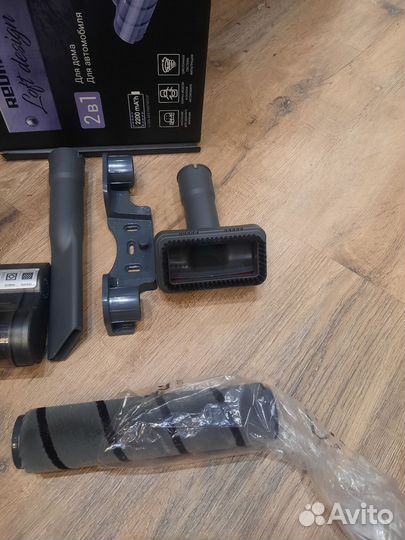 Вертикальный беспроводной пылесос redmond