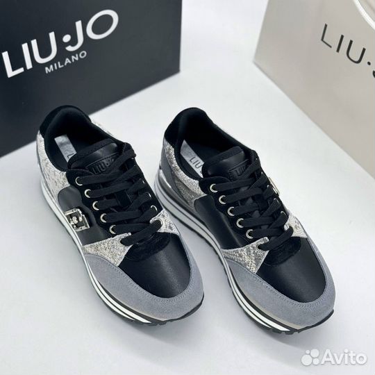 Кроссовки женские