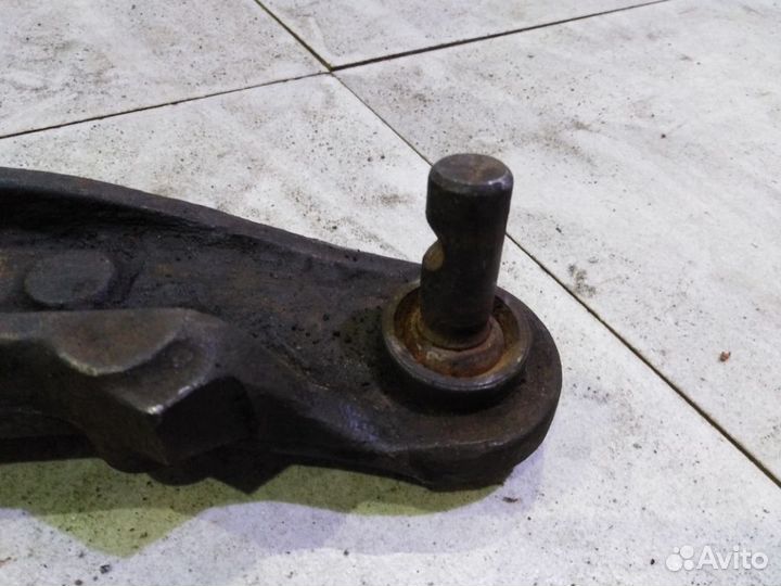 Рычаг передний правый нижний