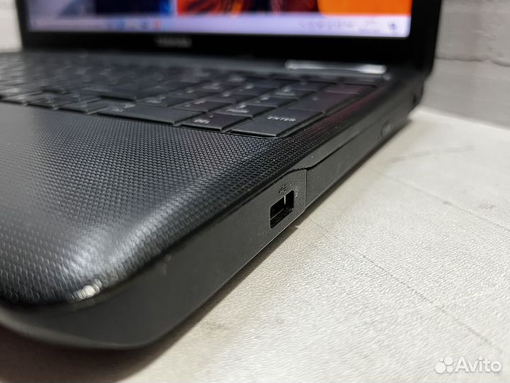 Игровой ноутбук Toshiba core i3/SSD/525m