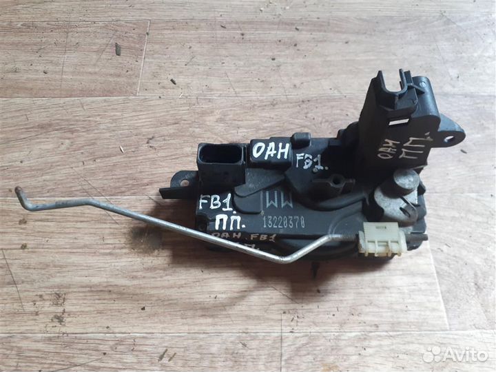 Замок двери передней правой Opel Astra H sedan 20