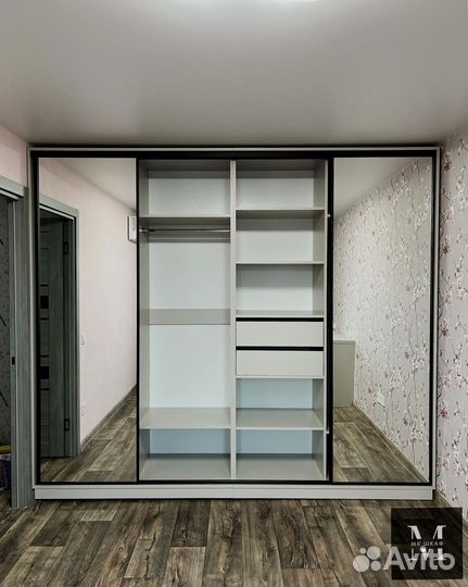 Шкаф-купе с зеркалом