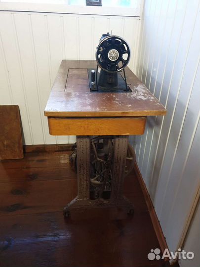 Швейная машина с ножным приводом