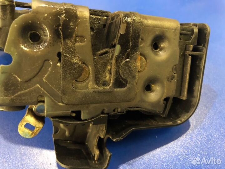 Замок боковой двери передний правый Ford Focus 2