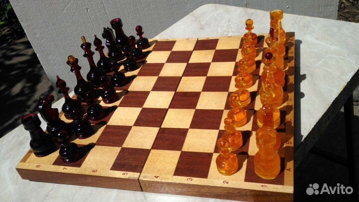 Шахматы янтарный цвет
