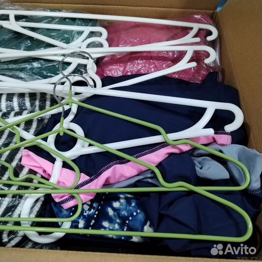 Коробка с б/у женскими вещами