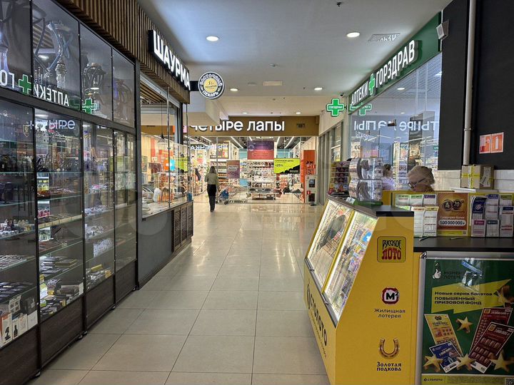 Торговая площадь рядом с супермаркетом Виктория