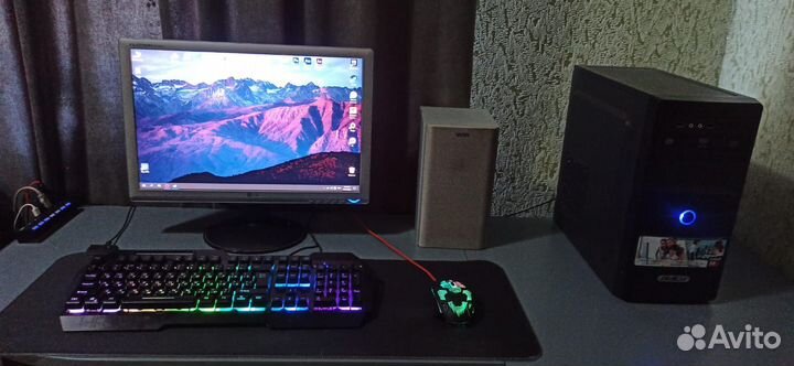 Комьютер с монитором мышкой клавиатурой и колонкой