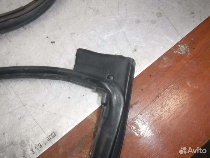 Уплотнитель двери задний правый Toyota Lc Prado