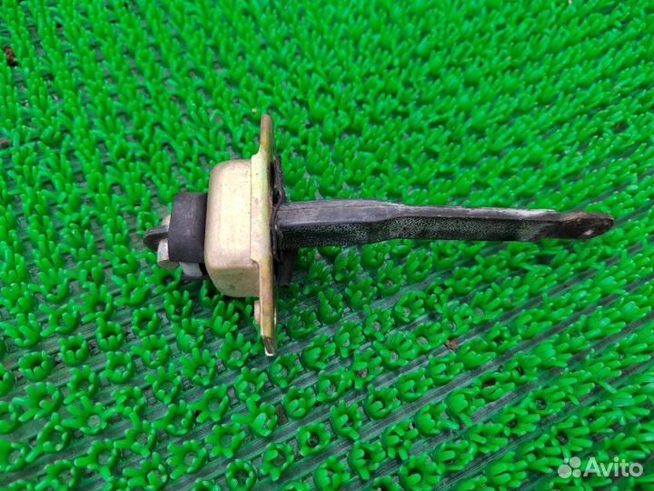 Ограничитель двери лев. зад. Toyota Land Cruiser