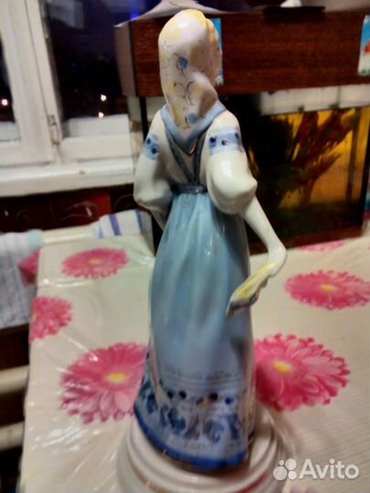 Фарфоровая статуэтка Березка