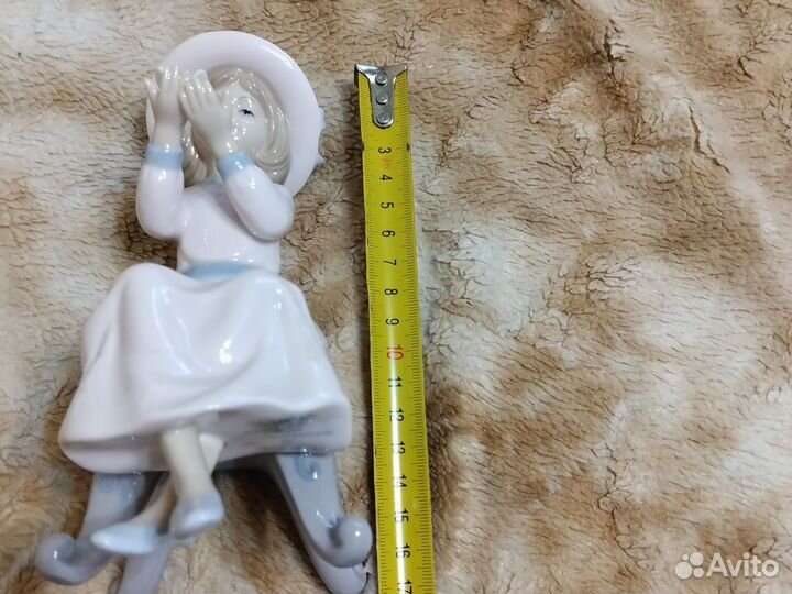 Статуэтка фарфор девочка с бабочкой