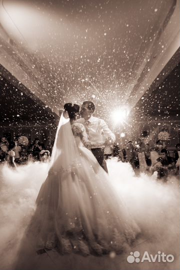 Тяжелый дым и снег на первый танец молодых в Крыму