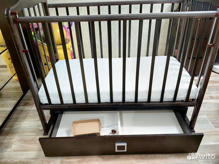 Детская кроватка с маятником и ящиком
