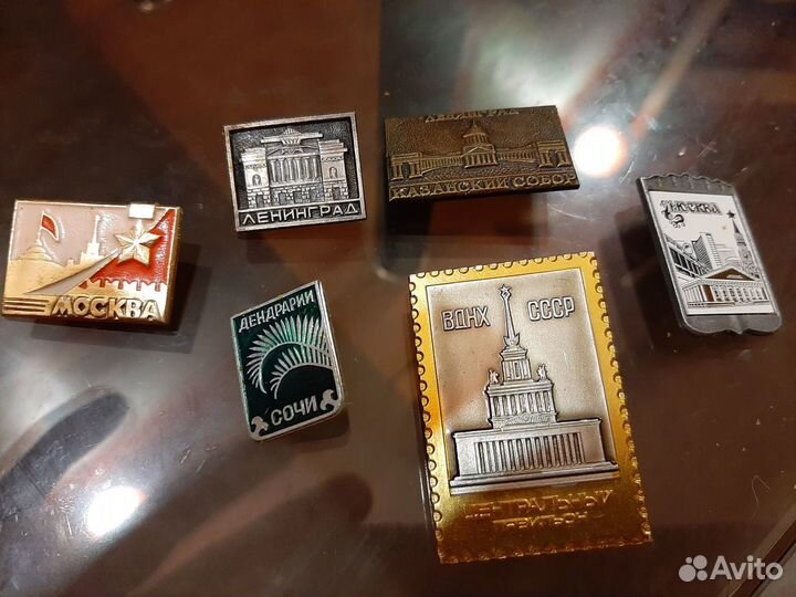 Значки и монеты