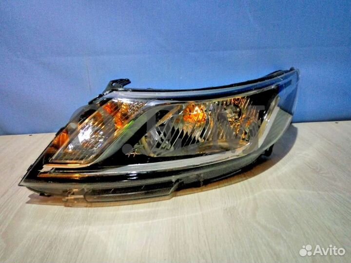 Правая передняя фара на Kia Rio 3 2012