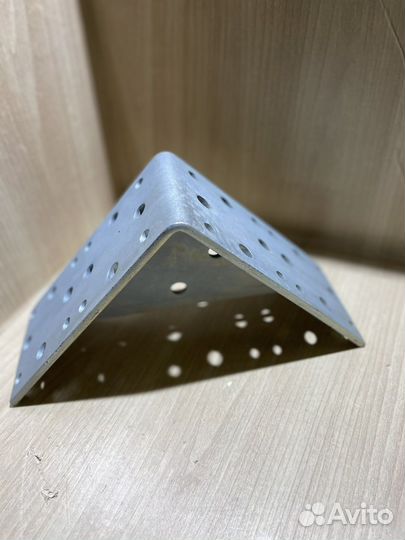 Уголок усиленный 200х200х100х6 мм