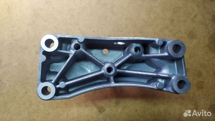 Кронштейн кпп Volkswagen 1KO199117