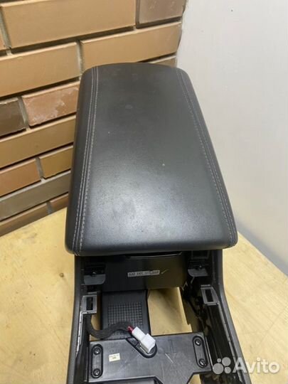 Подлокотник Hyundai Tucson TL 2.0 D4HA 2019