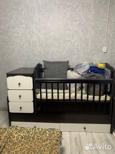 Кровать с комодом