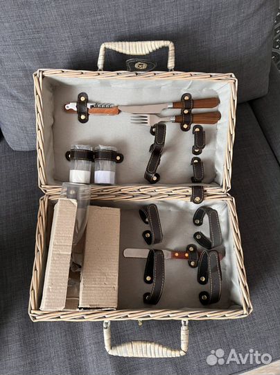 Набор для пикника в плетеном чемоданчике