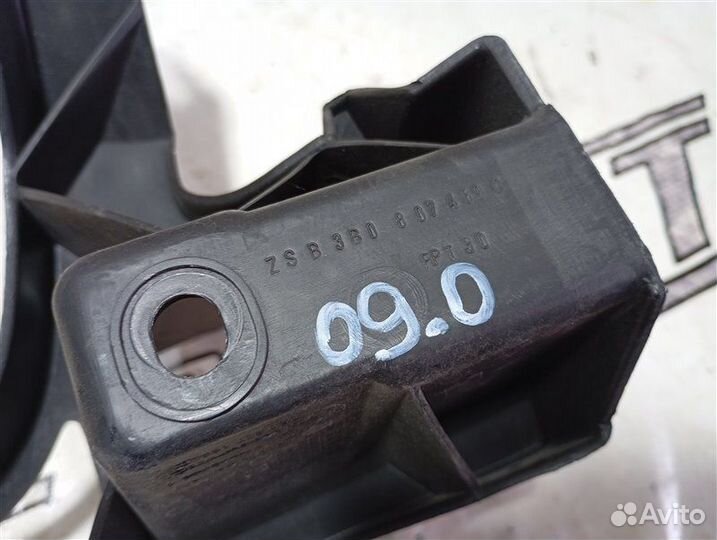 Кронштейн бампера передний Volkswagen Passat B5