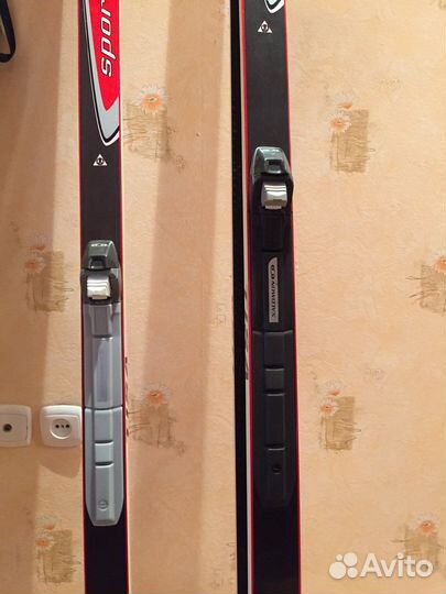 Беговые лыжи с ботинками и лыж. Палками