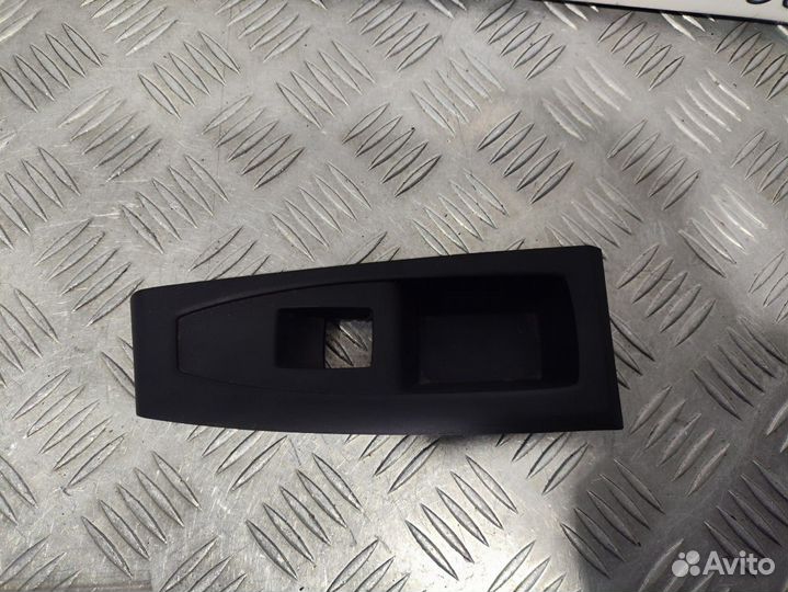 Б/У Накладка кнопки стеклоподъемника зад пр#001
