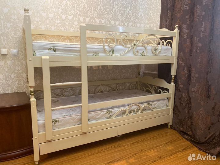 Кровать двухьярусная