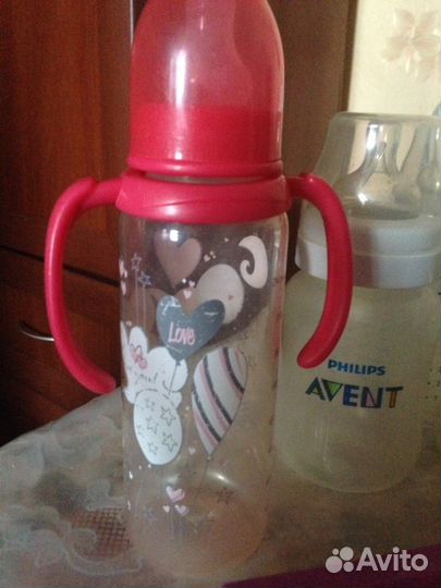 Бутылочки и тарелка с приборами