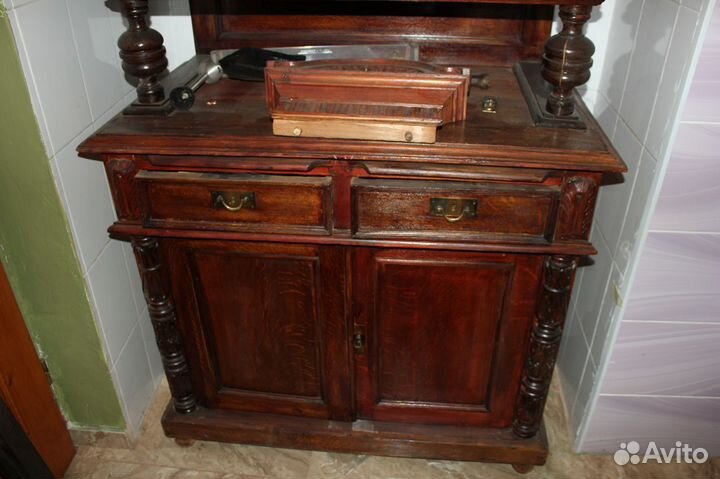 Антикварный кухонный шкаф